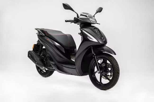 <div class='descrGalleryTitle'>Morbidelli SC 125 LX </div><div class='descrGalleryText'><p>Un nome antico che torna, e lo fa inserendosi anche nel mercato scooter. L<a href="https://www.dueruote.it/prove/anteprime/2025/02/05/morbidelli-mbp-keeway-sc-125-lx.html">’SC 125</a> LX si distingue per le dimensioni da mezzo di categoria superiore, quasi fosse un 300. Si caratterizza per la <b>grande abitabilità</b> anche per conducenti alti; prevede fari a LED, una pedana non piatta ma con tunnel centrale non fastidioso, vano nel retroscudo, sottosella dove stanno due caschi jet, avviamento keyless. Nel complesso, probabilmente lo scooter con la <b>maggiore capacità di carico</b> della sua fascia di cilindrata, senza far ricorso al bauletto. Le ruote sono da 16 e 14”, i freni a disco: costa 2.790 euro franco concessionario.</p>
</div>